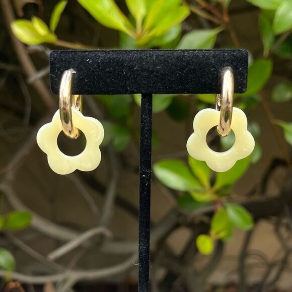 NWT New Urban Outfitters (UO) Saffron (Creme) Flower Charm Huggie Hoop Earrings - Picture 1 of 5